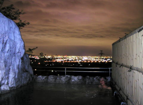 伊勢原温泉の鳥松園は高台にあり、露天風呂からは伊勢原市街や江の島・伊豆・三浦半島の眺望を楽しめる。
