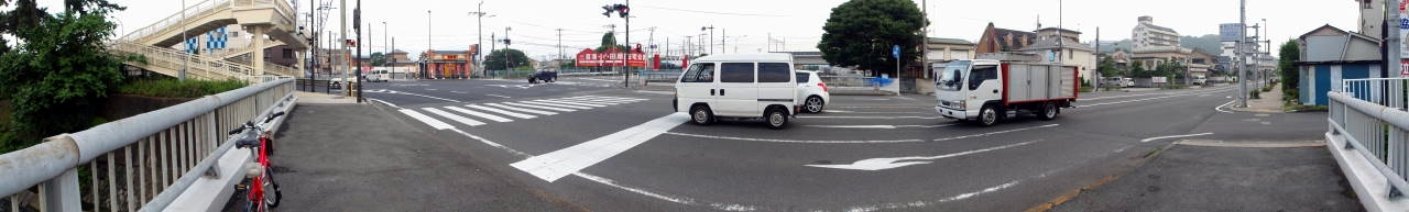 国府津先の交差点パノラマ
